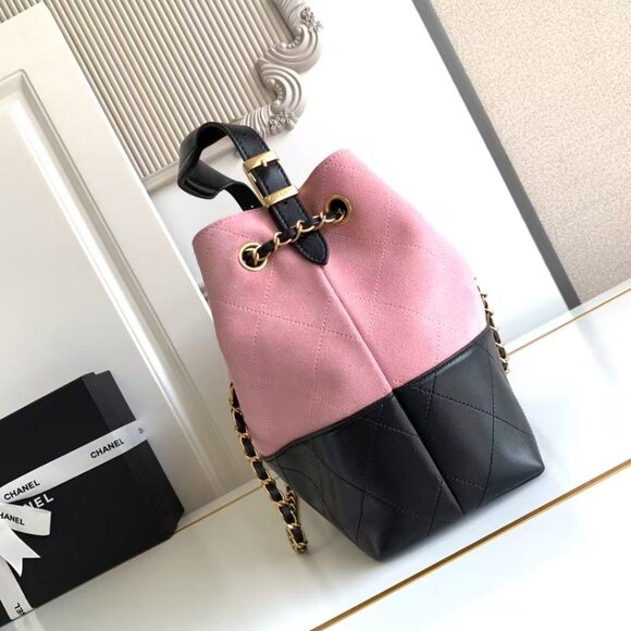 Classic CHANEL Bag: A Stylish and Versatile Choice for Elegance - Picture 4 of 5